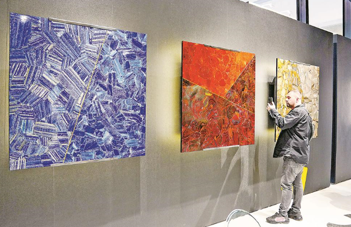 第二十五届厦门国际石材展览会上，外国客商在参观展品。 林梓健 摄