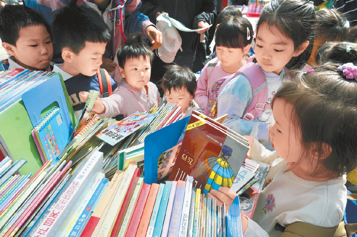 朝阳区安贞街道通过一场历时23天、覆盖全龄段的阅读实践，创新推出“馆企社校幼联动”全 民阅读推广模式。本报记者 程功 摄