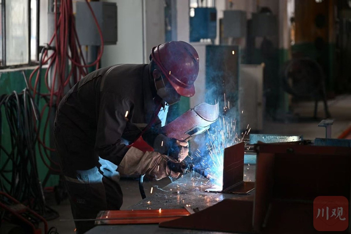 中车眉山车辆有限公司工人正在焊接。