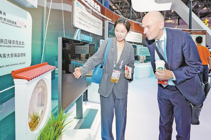 第二十四届中国国际投资贸易洽谈会，外国客商在福建馆观看展览。林梓健 摄