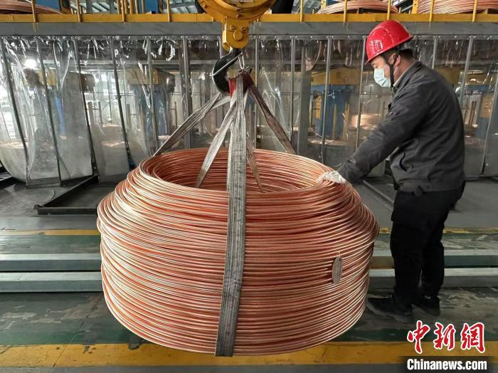 图为工人正在吊装高纯无氧铜杆。　戴文昌 摄