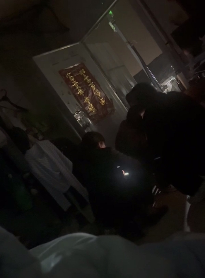 焦女士提供的视频显示，确有人员夜晚在养殖区域附近逗留