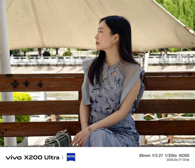 在人像摄影领域，X200 Ultra搭载的蓝图自研影像 VS1 芯片，构建起强大的人像拍摄能力。