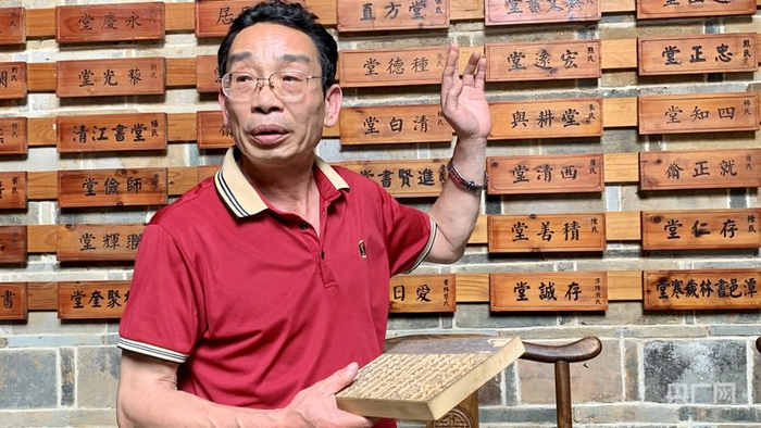 黄行忠向记者介绍建本（央广网记者  罗晓英  摄）