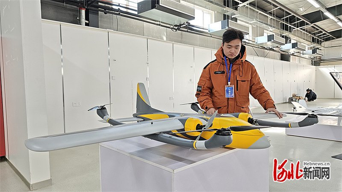 2月23日，安新县无人机创新基地内，北通（雄安）航空科技有限公司工作人员介绍新款无人机用途。河北日报记者 曹 铮摄