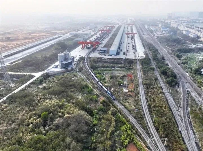 中越班列从南宁国际铁路港缓缓驶出。（陈星宇 摄）