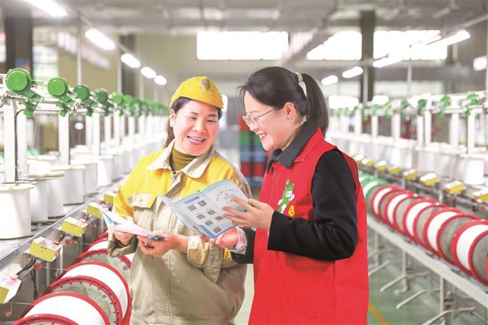 贵安新区企业党员特派员在企业了解发展情况。                  袁福洪 摄