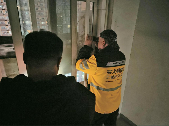 民警们乔装成外卖员，昼夜监控嫌疑人可能的藏身处。受访者供图