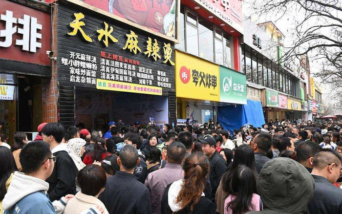 ▲2024年3月，天水麻辣烫成为流量密码。图/新华社