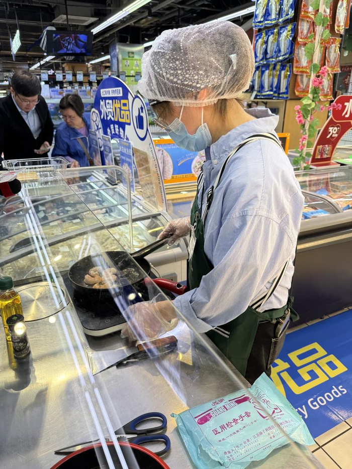 现场烹饪，消费者可以先尝后买