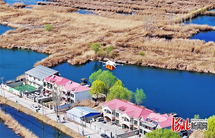 3月21日，中国邮政无人机飞越白洋淀上空，为安新县圈头乡居民配送包裹。 河北日报记者 张 昊摄