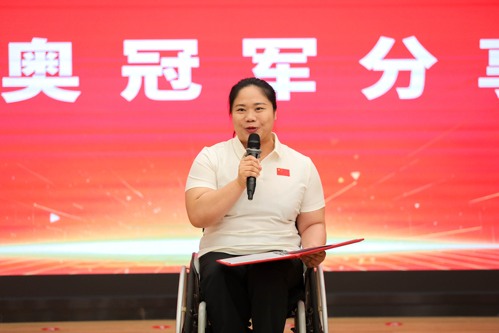 图注：残奥会举重冠军谭玉娇