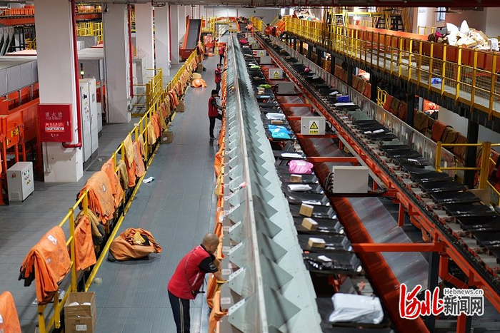 4月20日，位于沙河市的圆通冀南智创园内，工人正在分拣车间工作。 河北日报记者 赵永辉摄