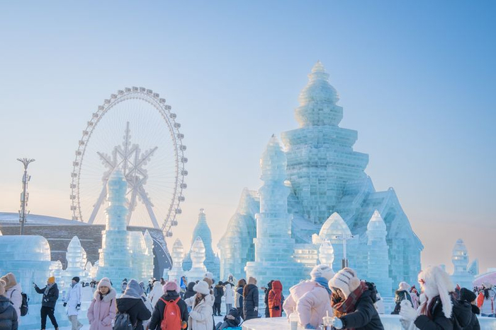 2024年12月24日，黑龙江哈尔滨，哈尔滨冰雪大世界游客如织。图/IC photo