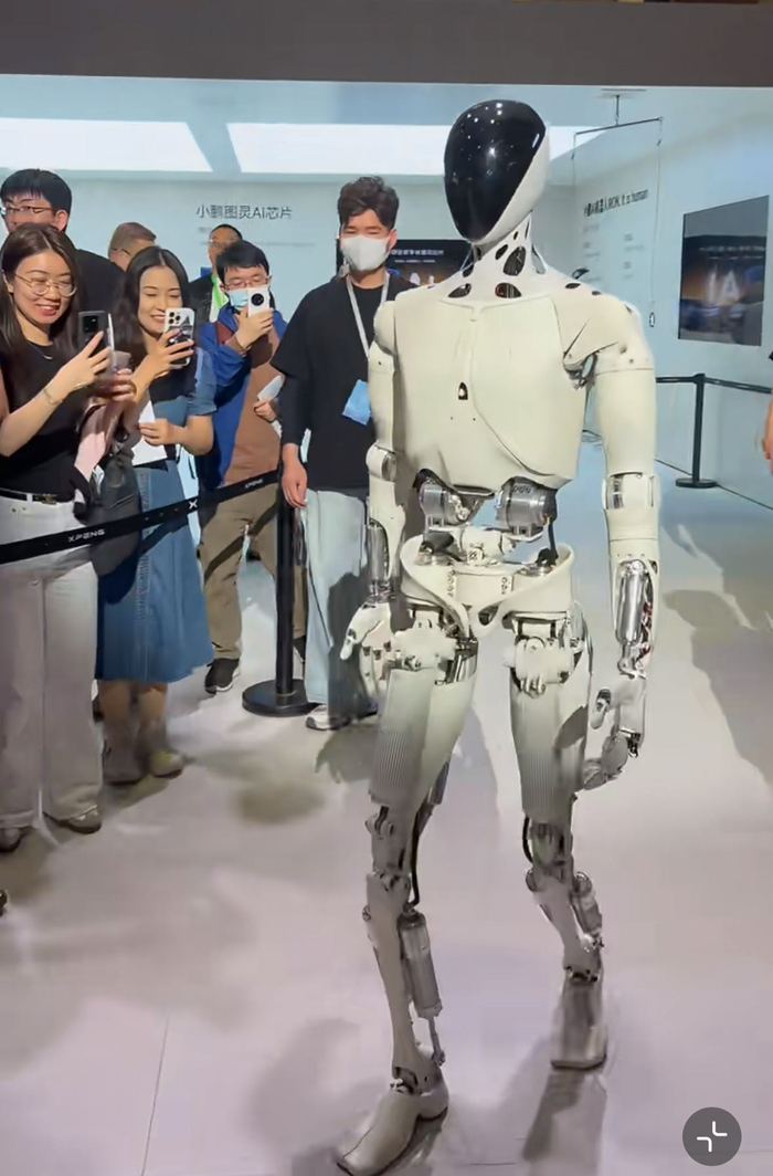 在展台亮相的小鹏机器人