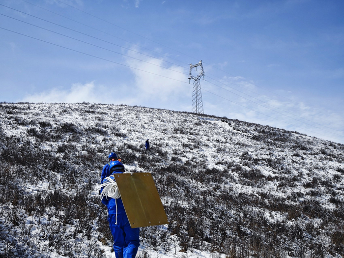 电力工人前往高海拔地带巡查输电线路。国网四川阿坝州电力有限责任公司供图