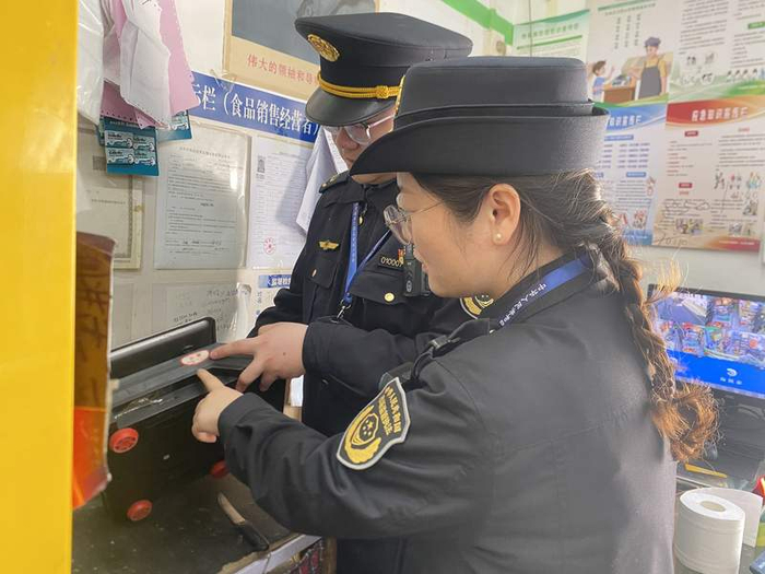 执法人员核查市场公平秤。门头沟区市场监管局供图