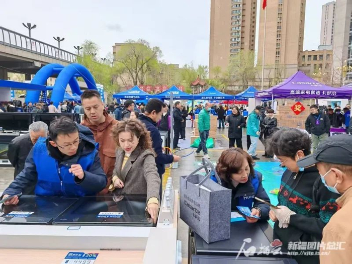 4月20日，乌鲁木齐市水磨沟区政府院内人头攒动，第二届海尔家博会正式启幕。石榴云/新疆日报记者 杨斌摄