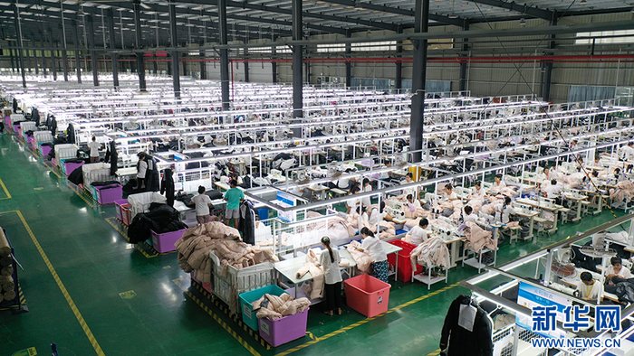 园区服装企业车间一派忙碌景象（资料图）。新华网发（瑞丽市融媒体中心 供图）