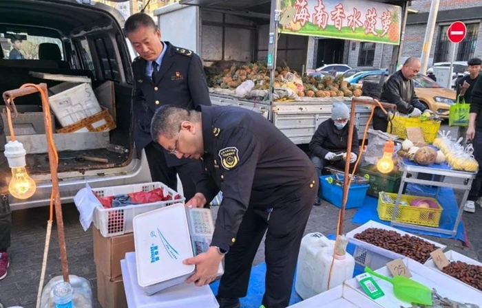 执法人员检查经营者使用的计量器具。