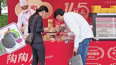 境外采购商品尝特色美食。 本报记者 韩春瑶摄