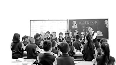 楚雄开发区实验小学的教师组织学生进行读童谣活动。学校供图
