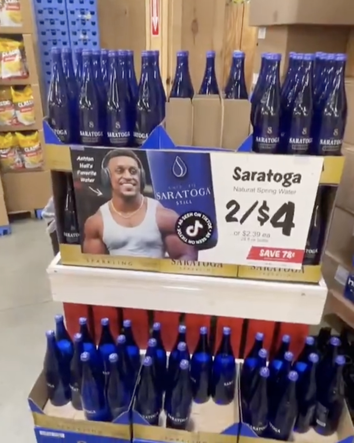 美国超市的萨拉托加气泡水放上了Ashton的照片