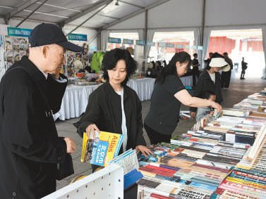 市民来到2025年八大处书市，阅读淘书。本报记者 吴镝 摄