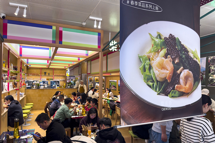 2025年3月8日，上海，消费者在餐厅用餐。视觉中国 资料图