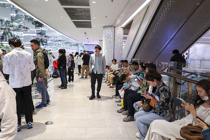 2025年4月4日，上海，清明假期，“乐品上海”餐饮消费券激活假日餐饮消费。游客在商场内排队等待用餐。视觉中国 资料图