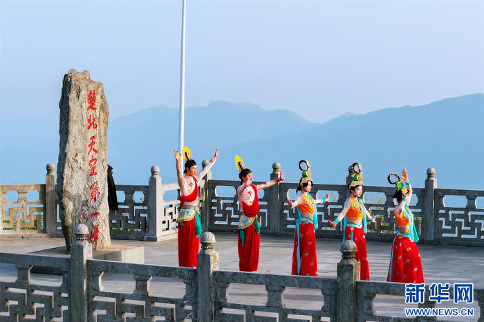 图为大洪山上的表演。新华网发 张倩龙 摄