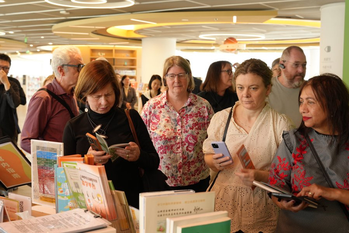 国际图联专家到访市少儿图书馆长风馆