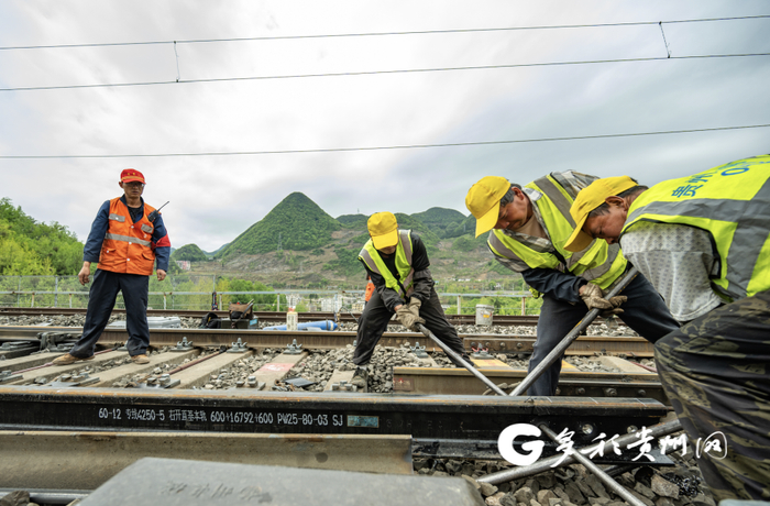 铁路工作人员换轨作业现场