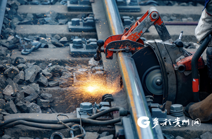 作业人员进行钢轨切割