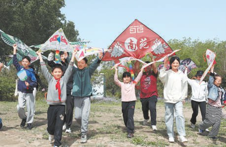 南苑街道南森书屋打造“书页乘风·鸢影 寻章”主题 活动，融合传统文化与现代阅读方式。本报记者 刘平 摄