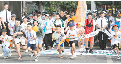 沿邕江跑步，跑友们热情高涨。