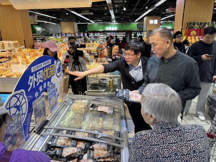 超市工作人员向消费者介绍商品
