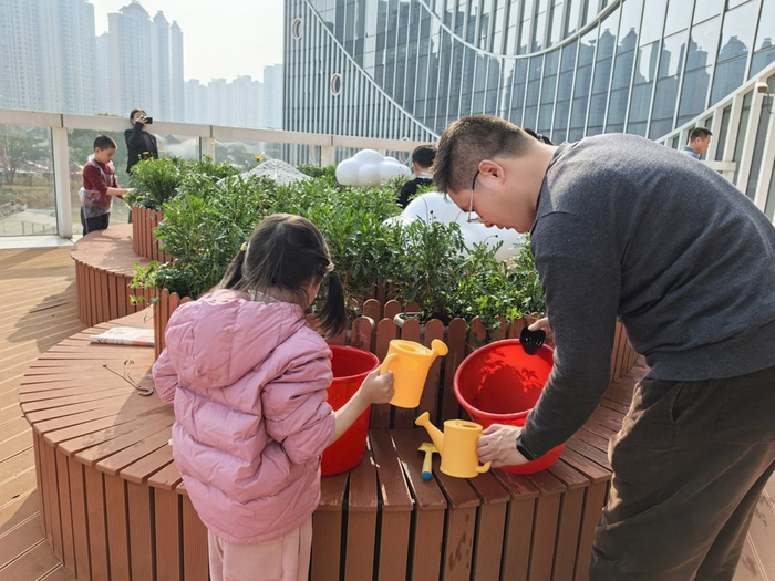 上海少年儿童图书馆长风馆二楼露台“蜜宝花园”生机盎然