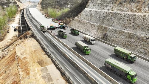     4月3日，在石太高速公路改扩建项目张家窑大桥建设现场，路面摊铺正在进行。侯彦翠摄