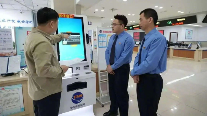 黑龙江省穆棱市检察院检察官到市医保局调查核实相关医保账户被查封冻结情况。