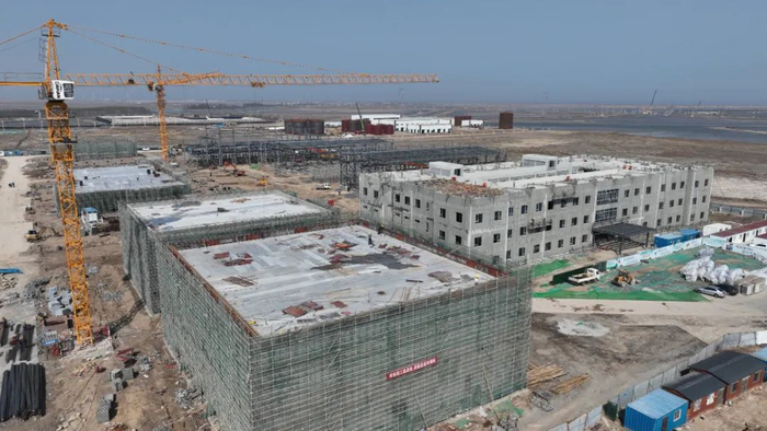 ▲位于东营经济技术开发区的云锡新材料产业园（华东）项目施工现场，大型机械往来穿梭，一派繁忙的施工景象。通讯员 崔文龙 报道