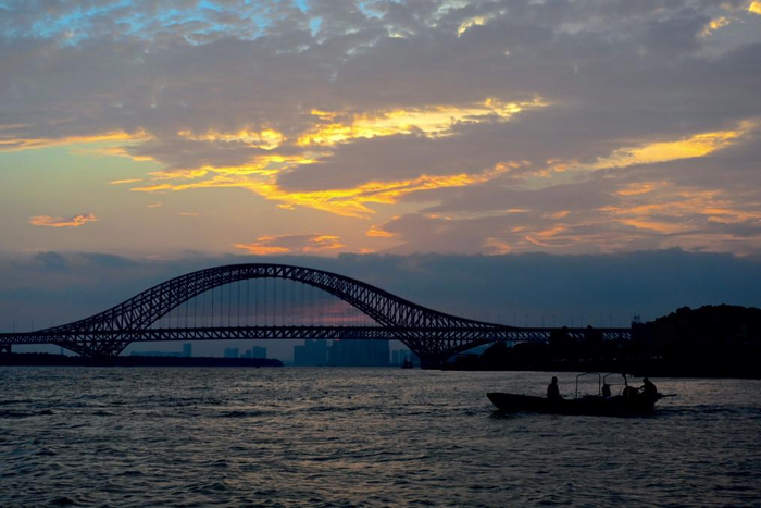 这是4月20日在广州南沙拍摄的晚霞。新华社记者 肖恩楠 摄