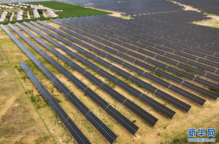  内蒙古磴口县防沙治沙和风电光伏一体化项目区。新华社记者 李云平 摄