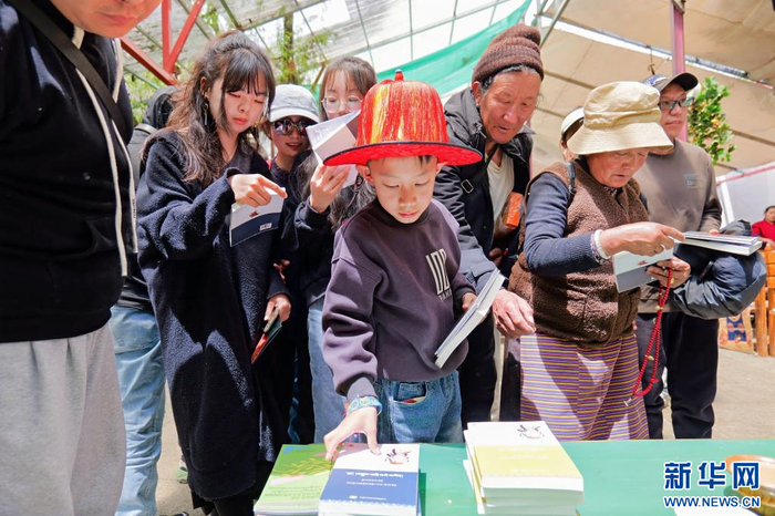 西藏人民出版社、拉萨市图书馆等带来了丰富多样的图书，读者在各类书摊前选购自己喜爱的书籍。（受访者供图）