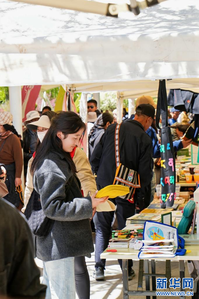 创意文具、数智阅读、“非遗”、文创、餐饮等摊位各具特色。（受访者供图）