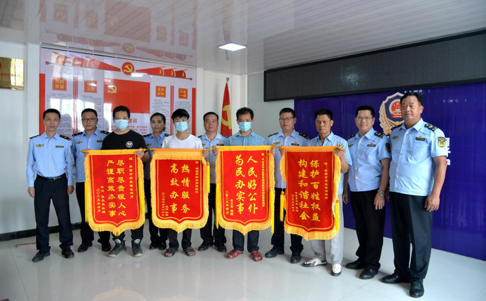 消费者向平南县市场监管局城西市场监管所赠送锦旗。平南县市场监管局供图