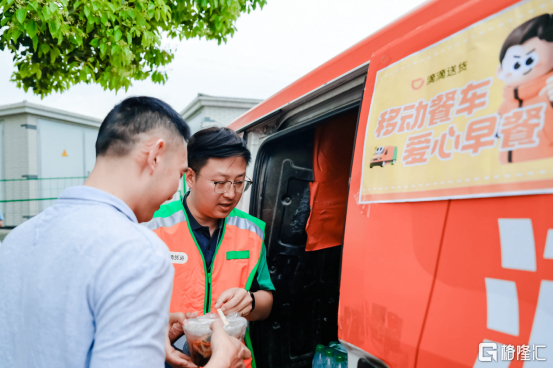 （滴滴送货移动餐车为司机提供免费早餐）