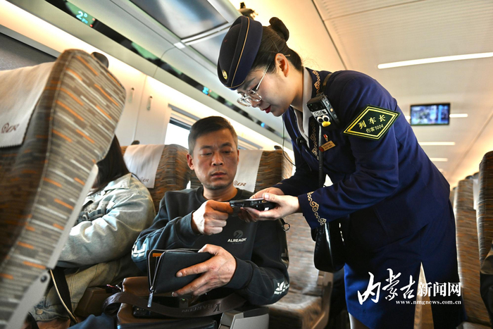 G3754次列车车长吕晓乐为旅客服务