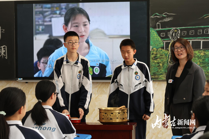 集宁区第五中学八年级（12）举行“文里•物间•话中 漫溯家乡情澜”主题班会