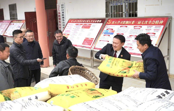 今年3月，四川省巴中市检察机关联合四川省消委会在巴中市恩阳区双胜镇东山村举行化肥捐赠活动。